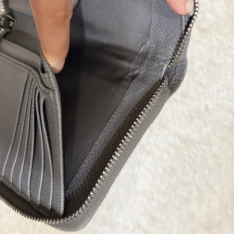 年前出清價甜賣一週🔥Prada正櫃款 石墨灰色 荔紋牛皮 拉鏈錢包 中夾 短夾 有零錢袋-39