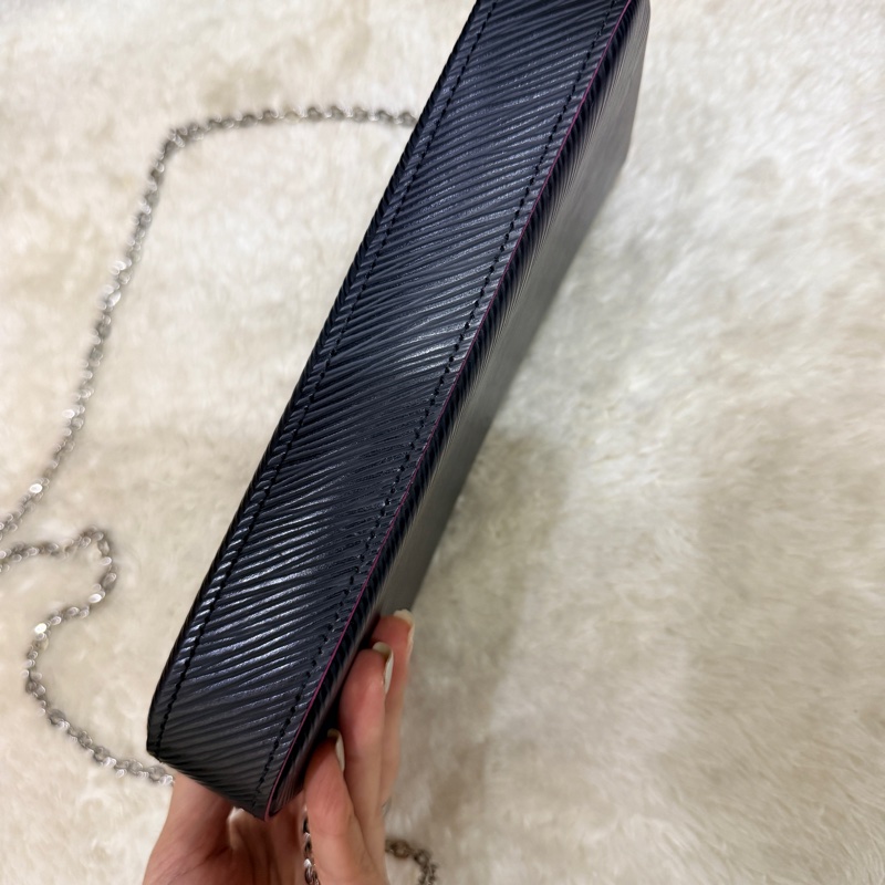 未使用品✨LV黑色斜背包 水波紋 耐用耐磨 可放大手機 護照 輕便容量夠 出國好用✈️-1
