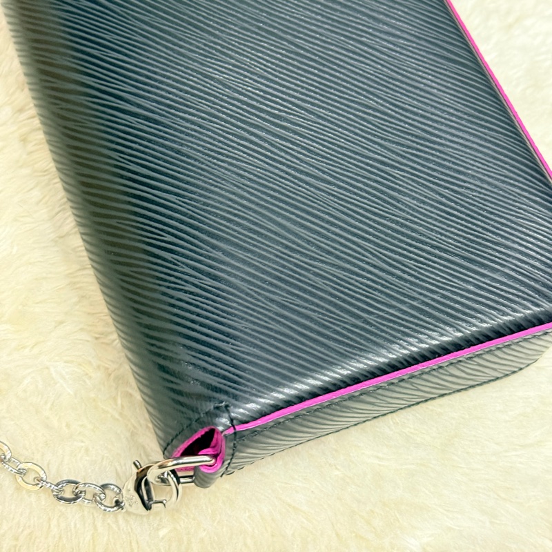 未使用品✨LV黑色斜背包 水波紋 耐用耐磨 可放大手機 護照 輕便容量夠 出國好用✈️-7