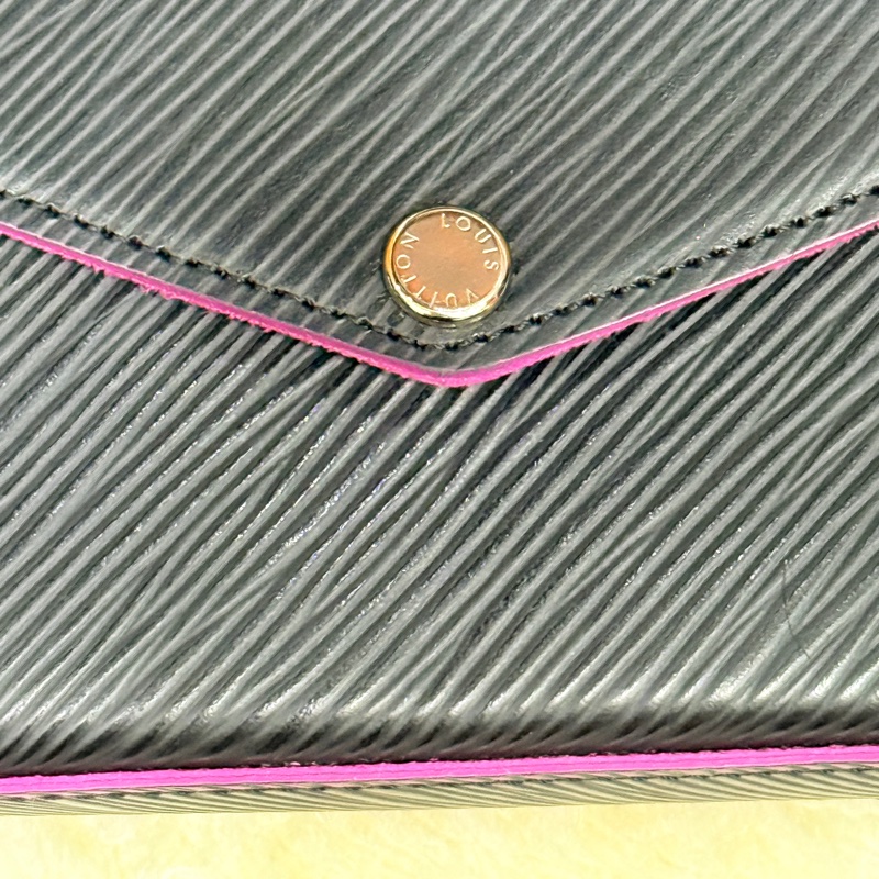 未使用品✨LV黑色斜背包 水波紋 耐用耐磨 可放大手機 護照 輕便容量夠 出國好用✈️-11