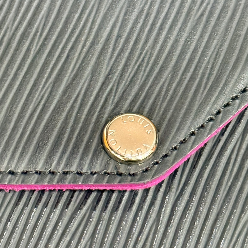 未使用品✨LV黑色斜背包 水波紋 耐用耐磨 可放大手機 護照 輕便容量夠 出國好用✈️-12