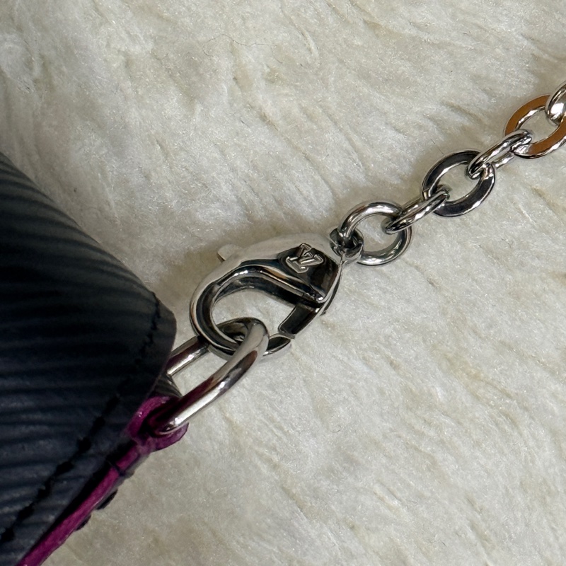 未使用品✨LV黑色斜背包 水波紋 耐用耐磨 可放大手機 護照 輕便容量夠 出國好用✈️-13