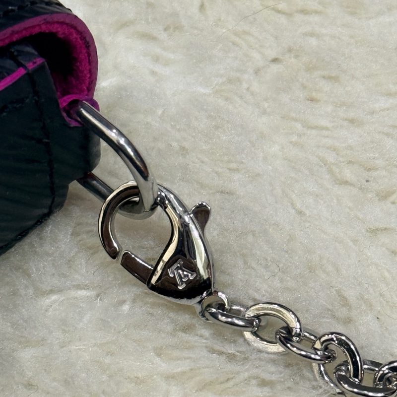 未使用品✨LV黑色斜背包 水波紋 耐用耐磨 可放大手機 護照 輕便容量夠 出國好用✈️-14