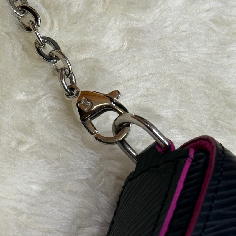 未使用品✨LV黑色斜背包 水波紋 耐用耐磨 可放大手機 護照 輕便容量夠 出國好用✈️-16