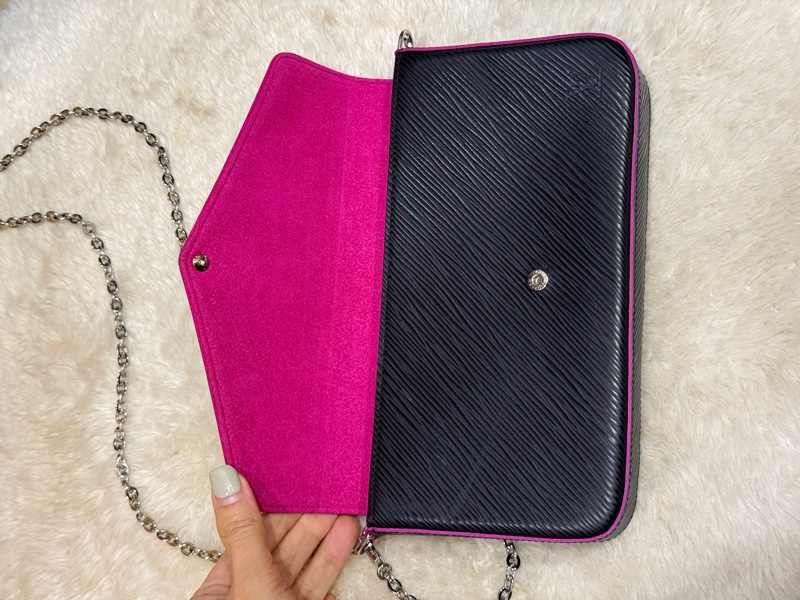 未使用品✨LV黑色斜背包 水波紋 耐用耐磨 可放大手機 護照 輕便容量夠 出國好用✈️-20