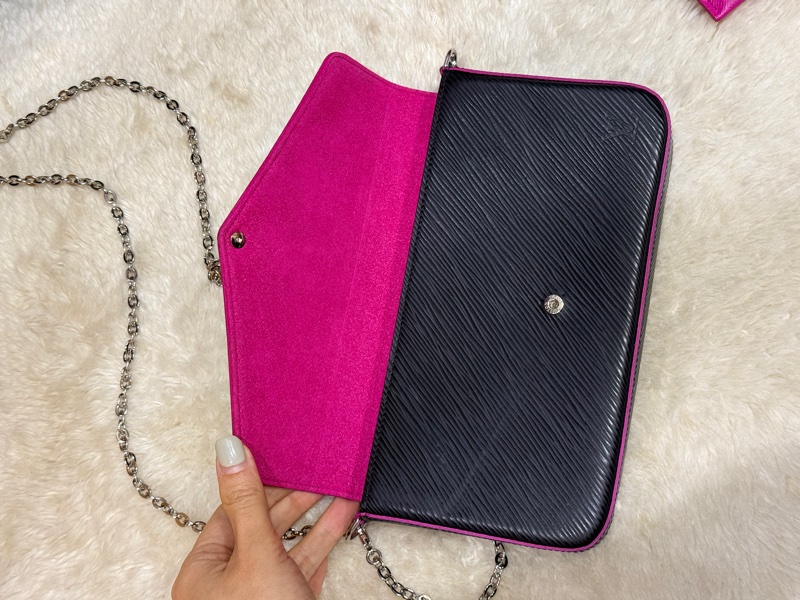 未使用品✨LV黑色斜背包 水波紋 耐用耐磨 可放大手機 護照 輕便容量夠 出國好用✈️-21