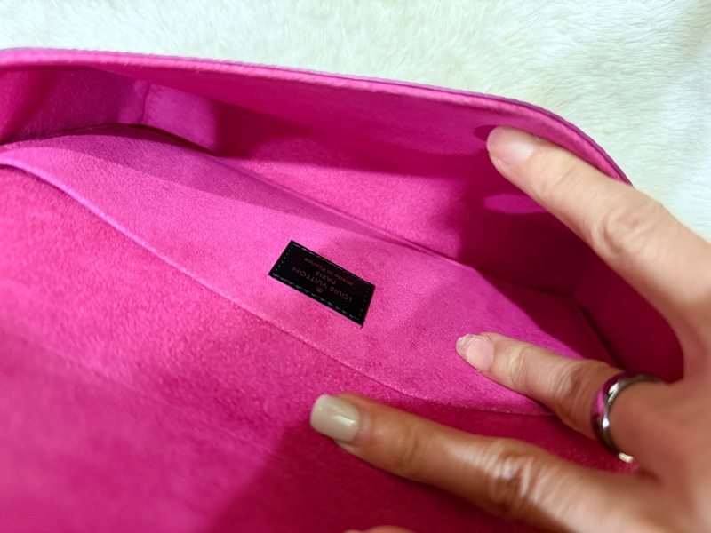 未使用品✨LV黑色斜背包 水波紋 耐用耐磨 可放大手機 護照 輕便容量夠 出國好用✈️-25