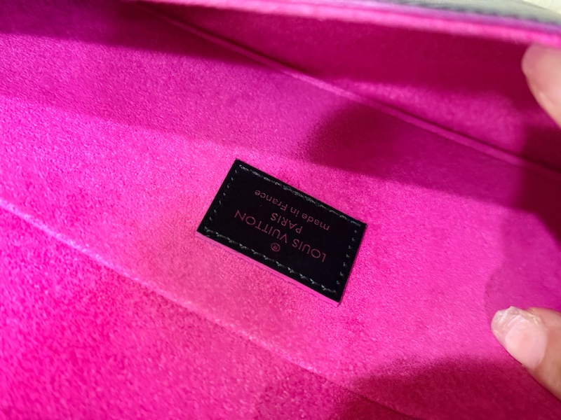 未使用品✨LV黑色斜背包 水波紋 耐用耐磨 可放大手機 護照 輕便容量夠 出國好用✈️-26