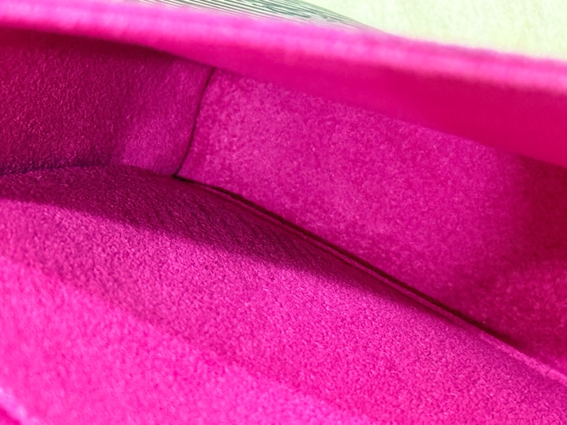 未使用品✨LV黑色斜背包 水波紋 耐用耐磨 可放大手機 護照 輕便容量夠 出國好用✈️-27