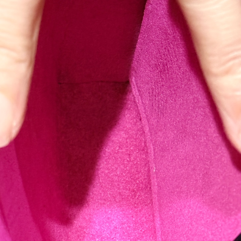 未使用品✨LV黑色斜背包 水波紋 耐用耐磨 可放大手機 護照 輕便容量夠 出國好用✈️-28