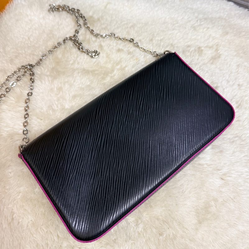 未使用品✨LV黑色斜背包 水波紋 耐用耐磨 可放大手機 護照 輕便容量夠 出國好用✈️-32