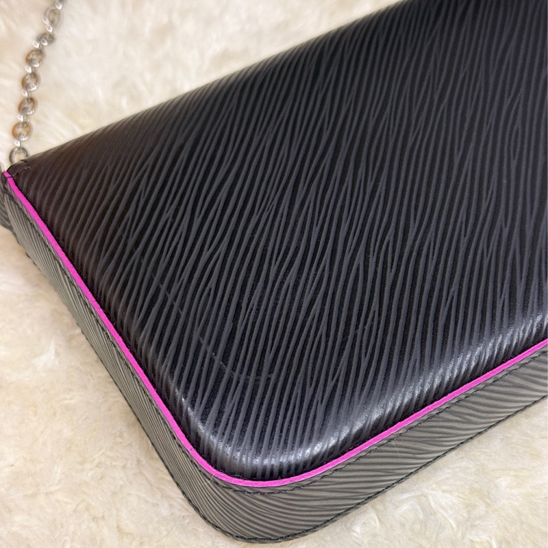 未使用品✨LV黑色斜背包 水波紋 耐用耐磨 可放大手機 護照 輕便容量夠 出國好用✈️-33