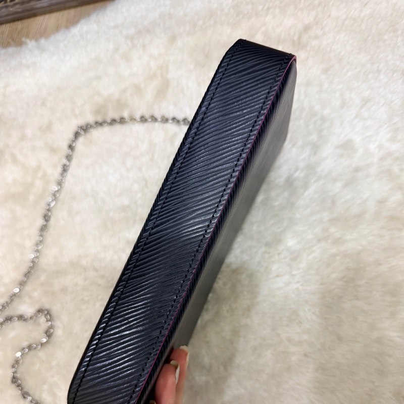 未使用品✨LV黑色斜背包 水波紋 耐用耐磨 可放大手機 護照 輕便容量夠 出國好用✈️-34