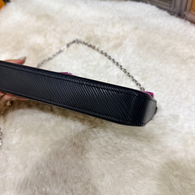 未使用品✨LV黑色斜背包 水波紋 耐用耐磨 可放大手機 護照 輕便容量夠 出國好用✈️-35