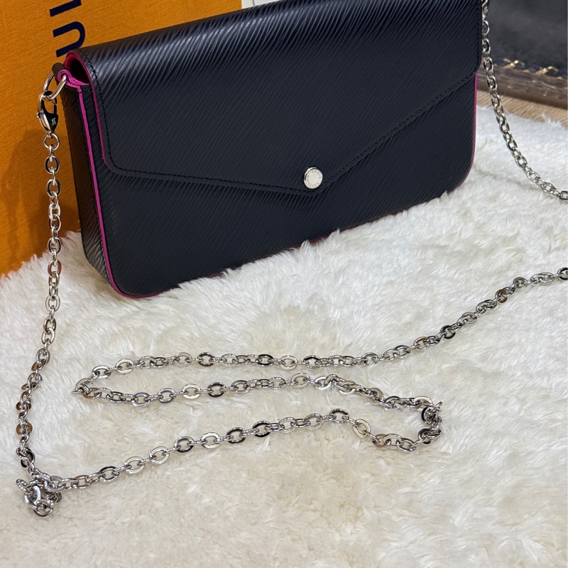 未使用品✨LV黑色斜背包 水波紋 耐用耐磨 可放大手機 護照 輕便容量夠 出國好用✈️-37