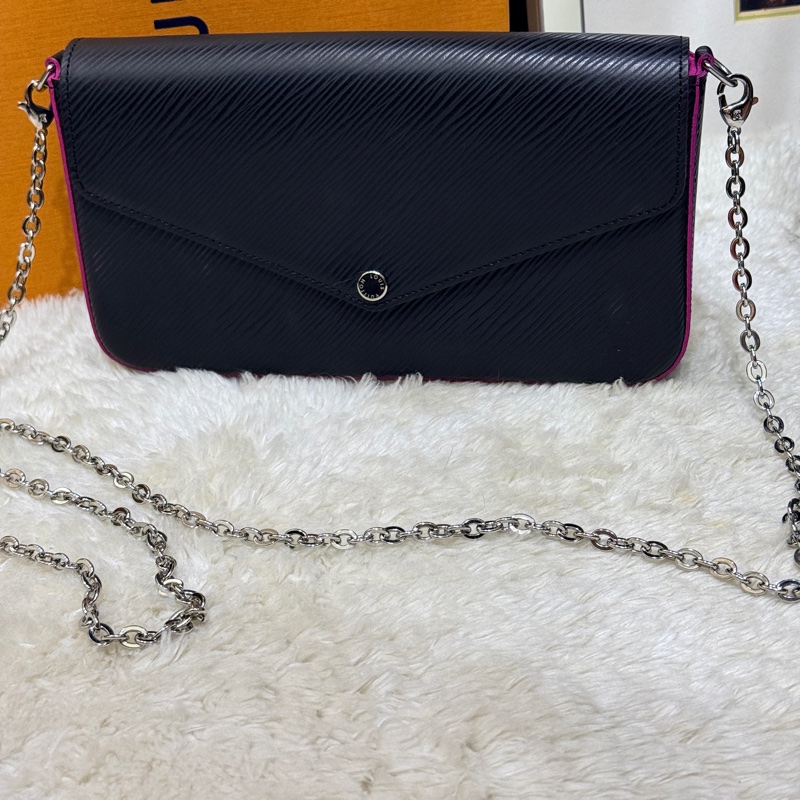 未使用品✨LV黑色斜背包 水波紋 耐用耐磨 可放大手機 護照 輕便容量夠 出國好用✈️-38