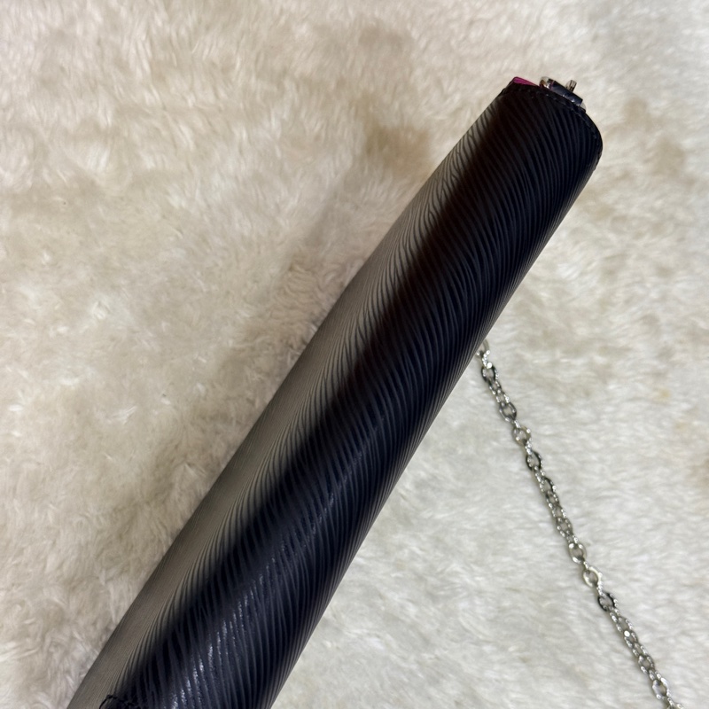 未使用品✨LV黑色斜背包 水波紋 耐用耐磨 可放大手機 護照 輕便容量夠 出國好用✈️-39