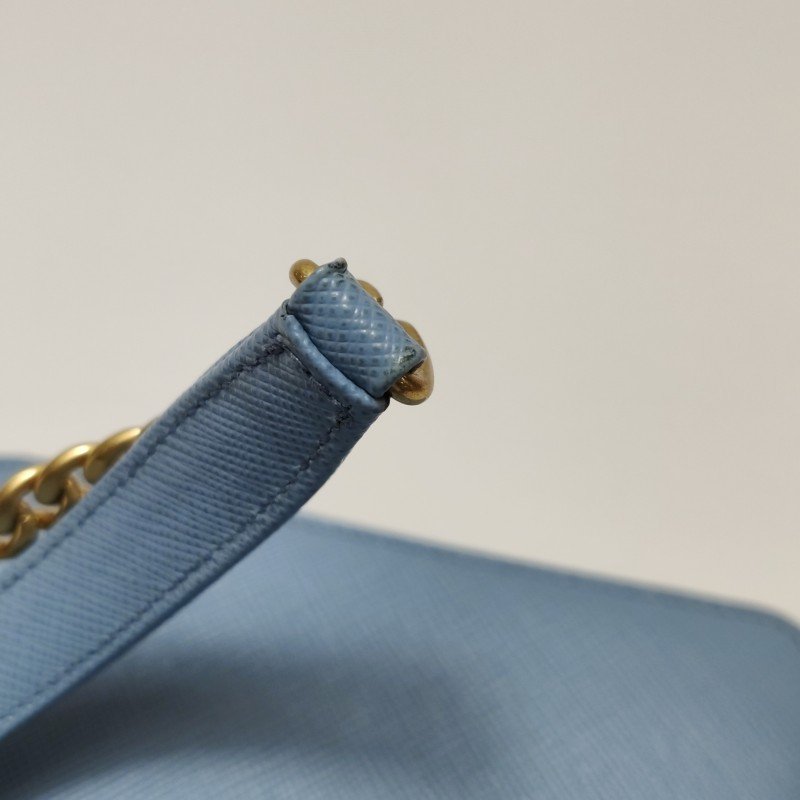 Prada牛皮純色字母Logo斜挎包單肩包-10