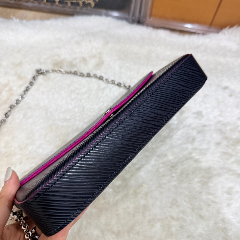 未使用品✨LV黑色斜背包 水波紋 耐用耐磨  可放大手機 護照 輕便容量夠 出國好用✈️-3