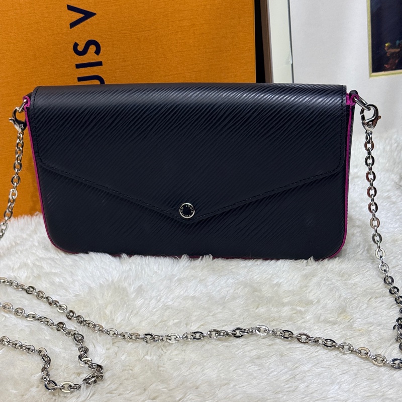 未使用品✨LV黑色斜背包 水波紋 耐用耐磨  可放大手機 護照 輕便容量夠 出國好用✈️-4