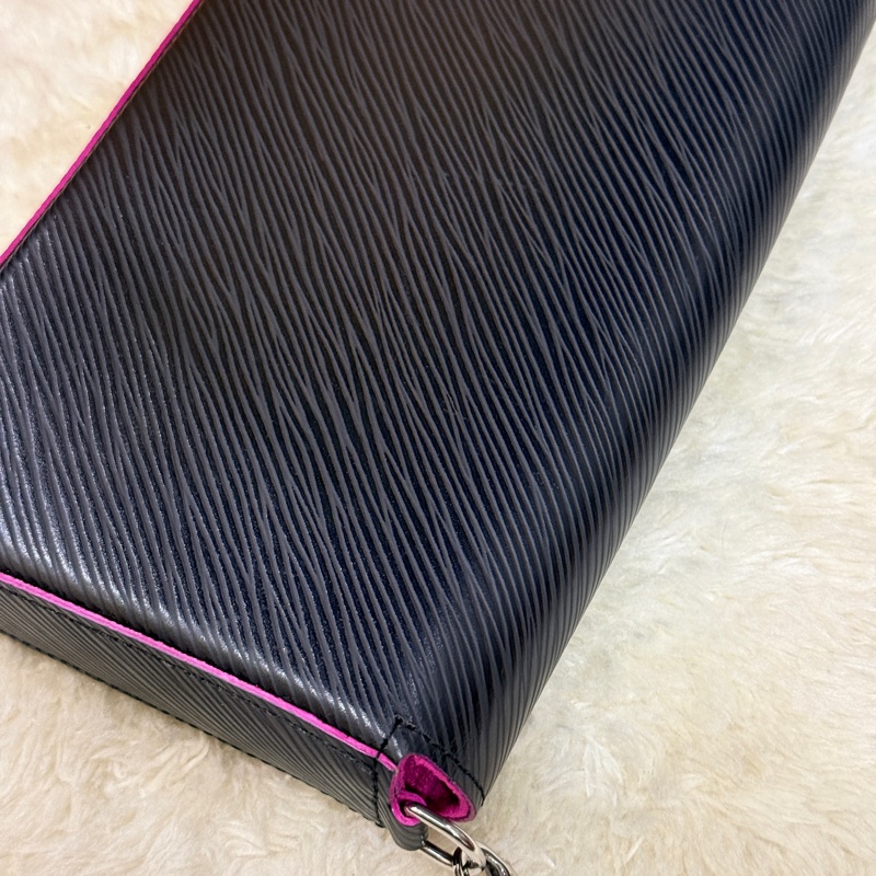 未使用品✨LV黑色斜背包 水波紋 耐用耐磨  可放大手機 護照 輕便容量夠 出國好用✈️-6