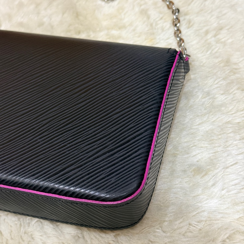 未使用品✨LV黑色斜背包 水波紋 耐用耐磨  可放大手機 護照 輕便容量夠 出國好用✈️-8