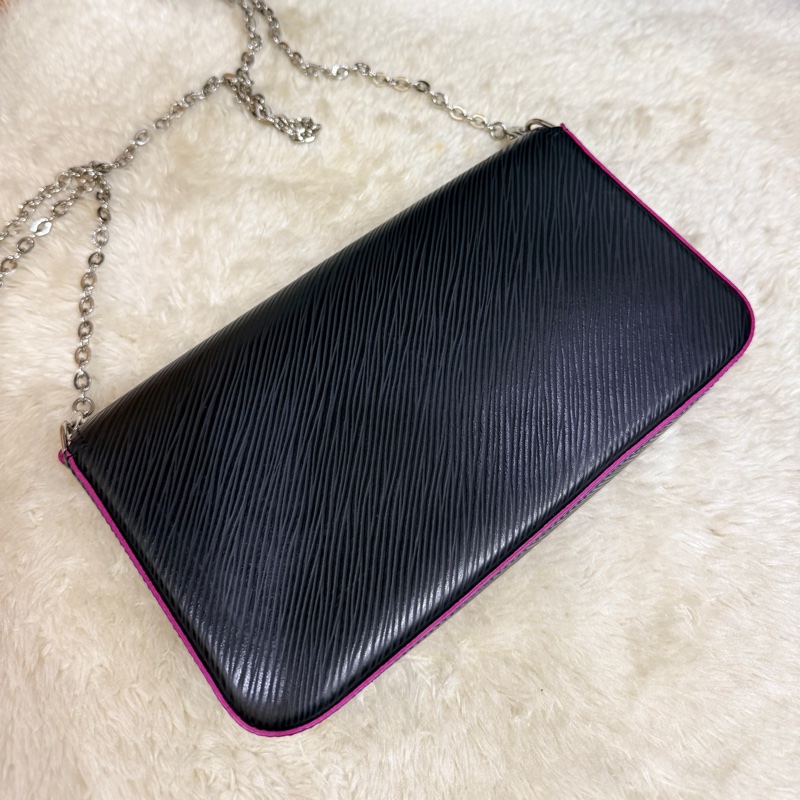 未使用品✨LV黑色斜背包 水波紋 耐用耐磨  可放大手機 護照 輕便容量夠 出國好用✈️-10