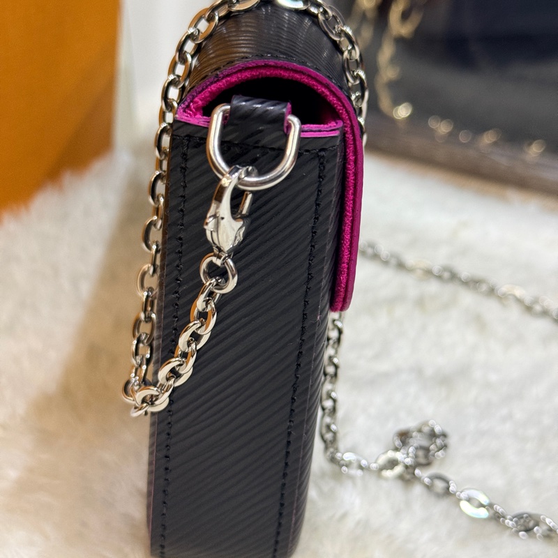 未使用品✨LV黑色斜背包 水波紋 耐用耐磨  可放大手機 護照 輕便容量夠 出國好用✈️-11