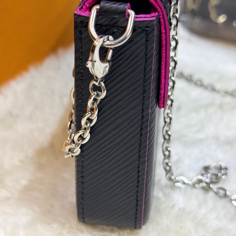 未使用品✨LV黑色斜背包 水波紋 耐用耐磨  可放大手機 護照 輕便容量夠 出國好用✈️-12