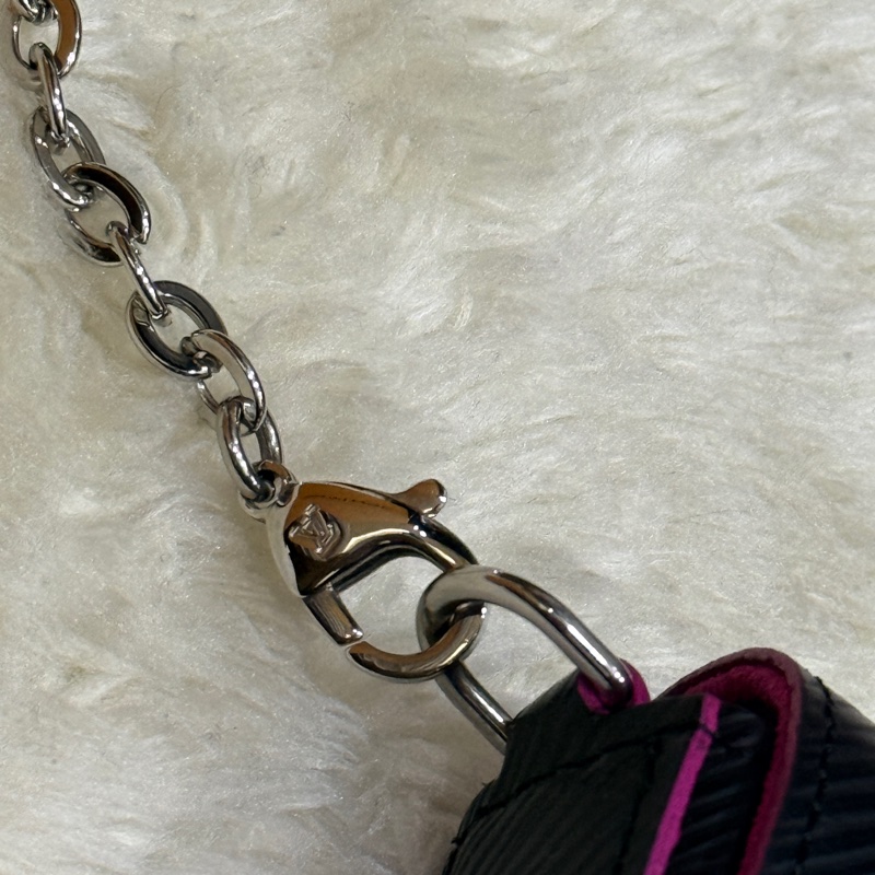 未使用品✨LV黑色斜背包 水波紋 耐用耐磨  可放大手機 護照 輕便容量夠 出國好用✈️-26