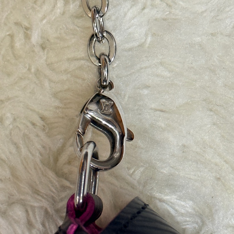 未使用品✨LV黑色斜背包 水波紋 耐用耐磨  可放大手機 護照 輕便容量夠 出國好用✈️-27