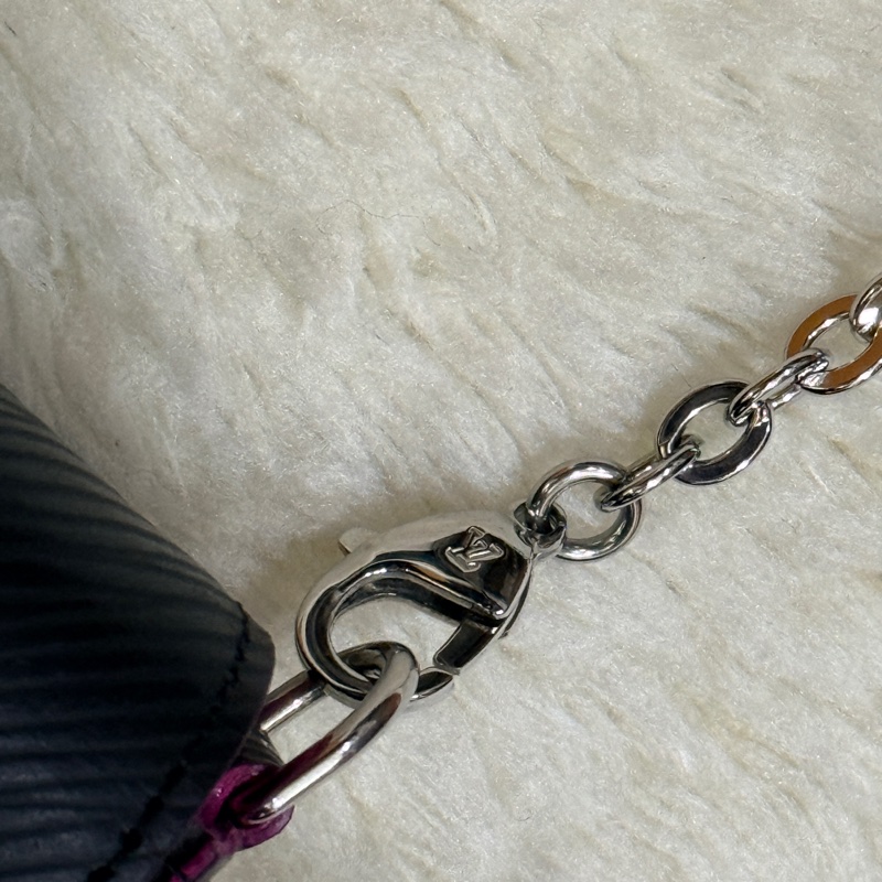 未使用品✨LV黑色斜背包 水波紋 耐用耐磨  可放大手機 護照 輕便容量夠 出國好用✈️-29