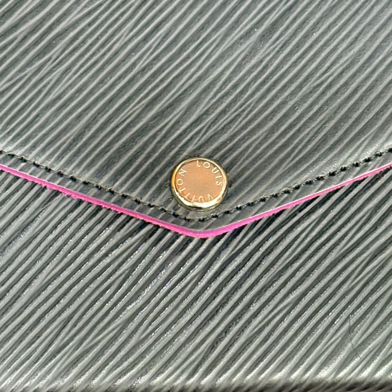 未使用品✨LV黑色斜背包 水波紋 耐用耐磨  可放大手機 護照 輕便容量夠 出國好用✈️-31