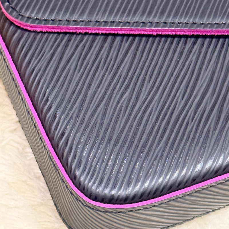 未使用品✨LV黑色斜背包 水波紋 耐用耐磨  可放大手機 護照 輕便容量夠 出國好用✈️-32