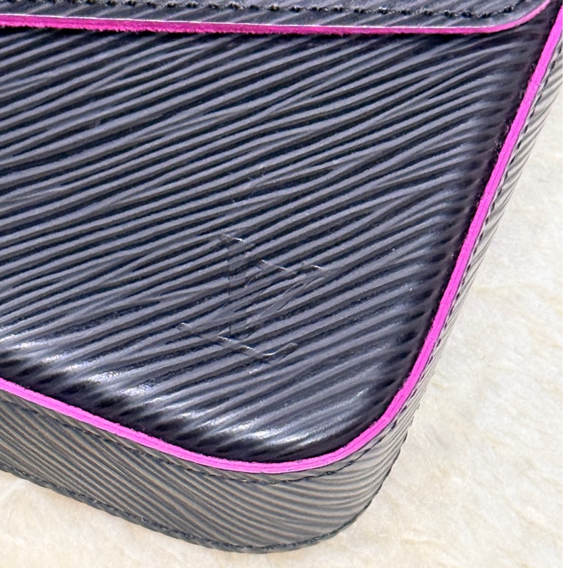 未使用品✨LV黑色斜背包 水波紋 耐用耐磨  可放大手機 護照 輕便容量夠 出國好用✈️-33