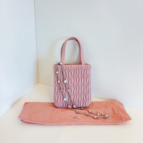 【99新未使用🆕】MiuMiu 新款粉色 鑽石💎皺摺mini tote琴譜包 手提包