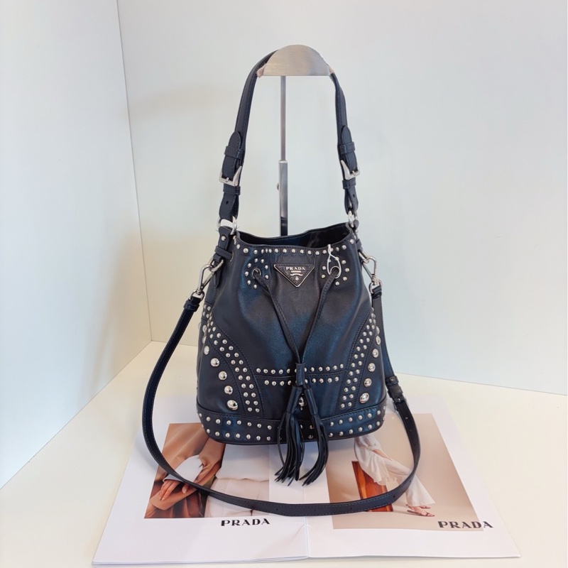【97新🆕】Prada 黑銀鉚釘款全皮抽繩水桶包 單肩包-0