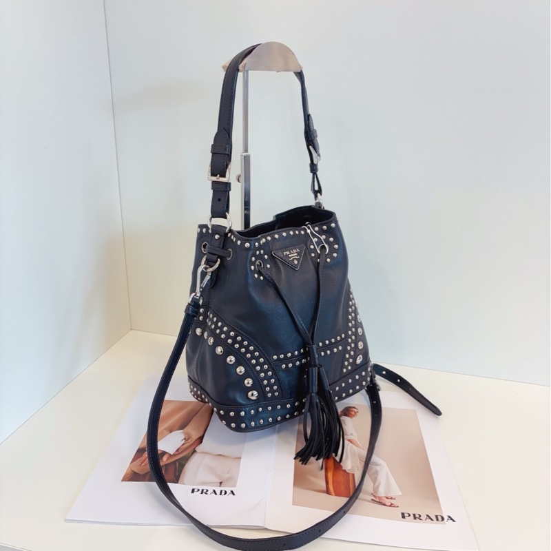 【97新🆕】Prada 黑銀鉚釘款全皮抽繩水桶包 單肩包-1