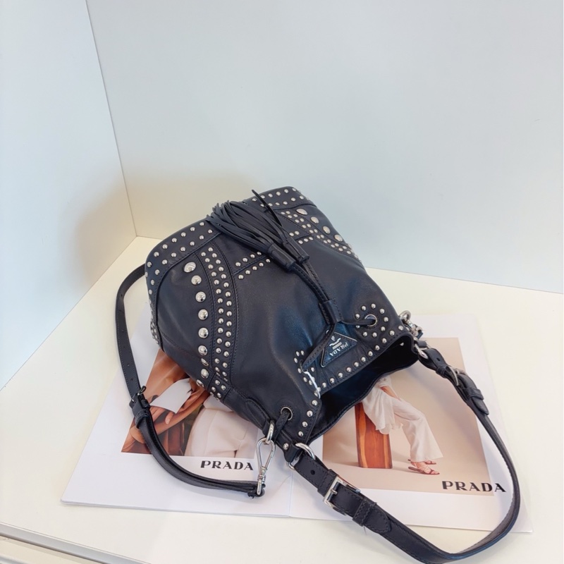 【97新🆕】Prada 黑銀鉚釘款全皮抽繩水桶包 單肩包-3