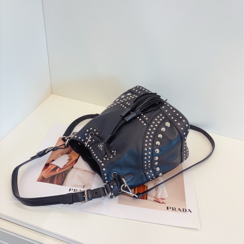 【97新🆕】Prada 黑銀鉚釘款全皮抽繩水桶包 單肩包-4