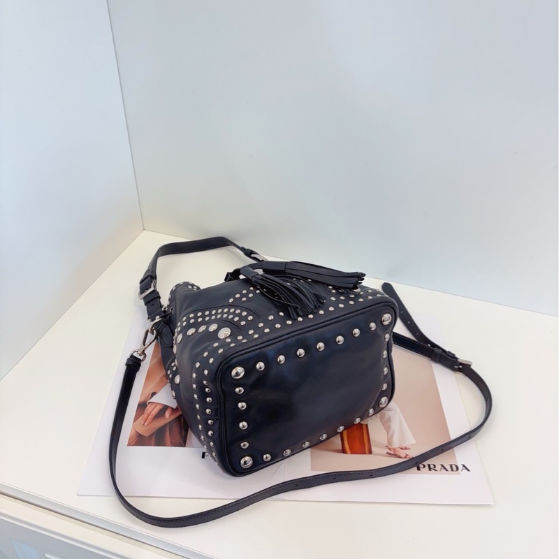【97新🆕】Prada 黑銀鉚釘款全皮抽繩水桶包 單肩包-5