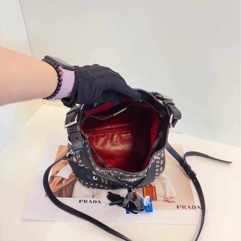 【97新🆕】Prada 黑銀鉚釘款全皮抽繩水桶包 單肩包-6