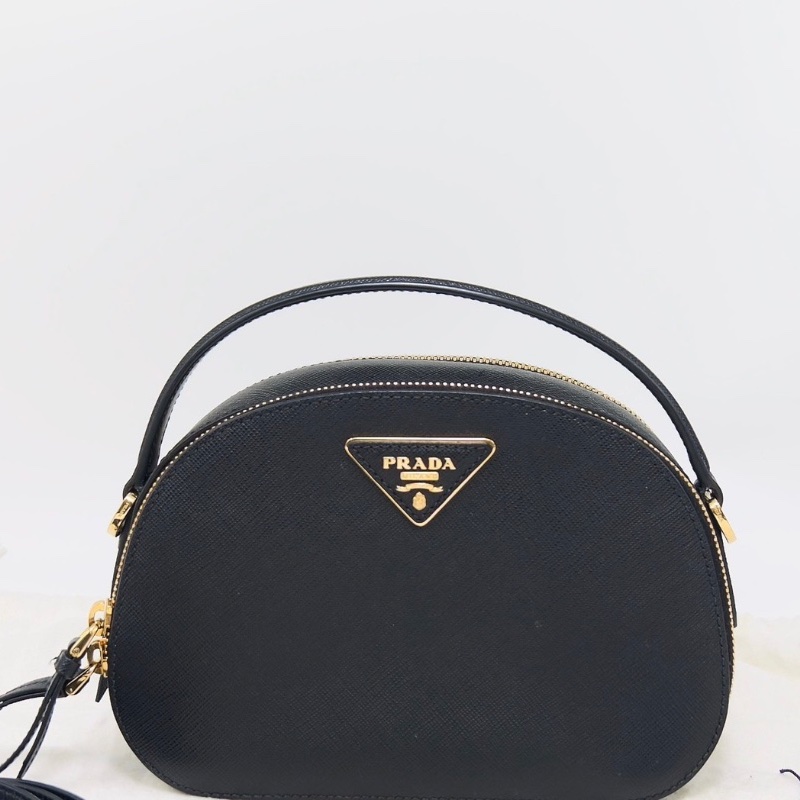 PRADA OdetteSaffiano黑金十字紋牛皮手提肩背斜背包21*14*6 98新配件塵袋保卡-1