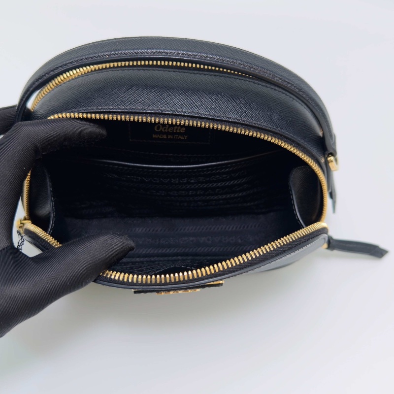 PRADA OdetteSaffiano黑金十字紋牛皮手提肩背斜背包21*14*6 98新配件塵袋保卡-2
