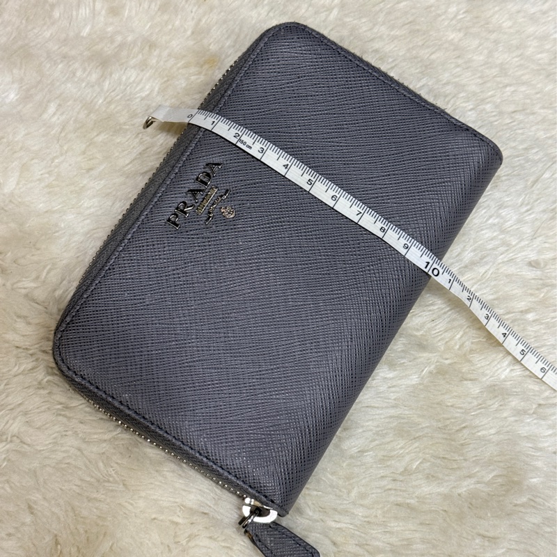 年前出清價甜賣一週🔥 Prada正櫃款 石墨灰色 荔紋牛皮 拉鏈錢包 中夾 短夾有零錢袋-1