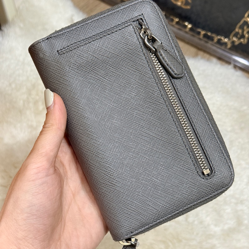 年前出清價甜賣一週🔥 Prada正櫃款 石墨灰色 荔紋牛皮 拉鏈錢包 中夾 短夾有零錢袋-4