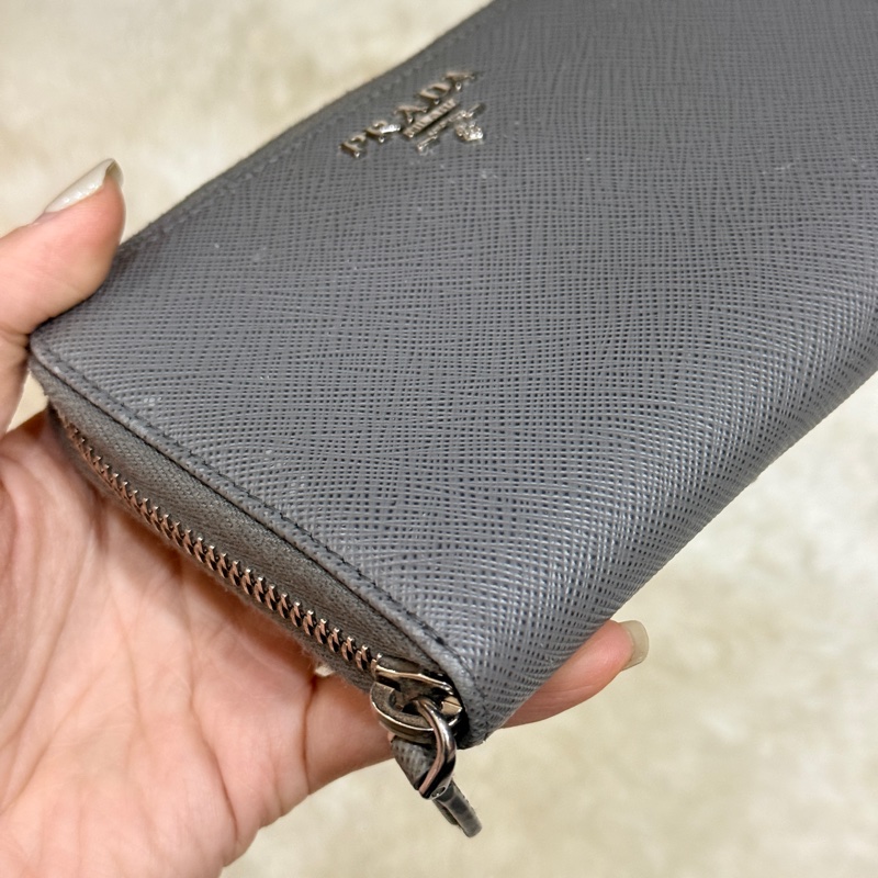 年前出清價甜賣一週🔥 Prada正櫃款 石墨灰色 荔紋牛皮 拉鏈錢包 中夾 短夾有零錢袋-7