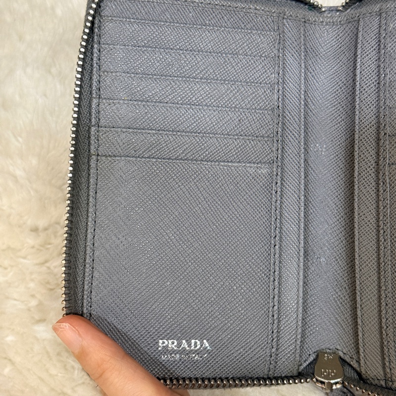 年前出清價甜賣一週🔥 Prada正櫃款 石墨灰色 荔紋牛皮 拉鏈錢包 中夾 短夾有零錢袋-10