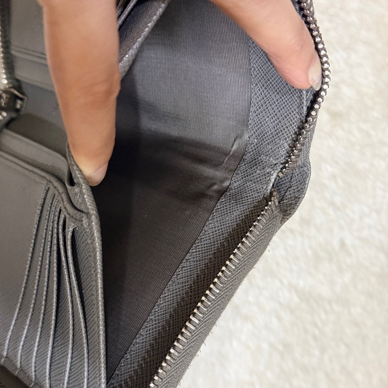 年前出清價甜賣一週🔥 Prada正櫃款 石墨灰色 荔紋牛皮 拉鏈錢包 中夾 短夾有零錢袋-14