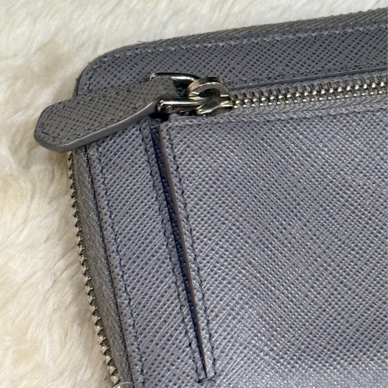 年前出清價甜賣一週🔥 Prada正櫃款 石墨灰色 荔紋牛皮 拉鏈錢包 中夾 短夾有零錢袋-17